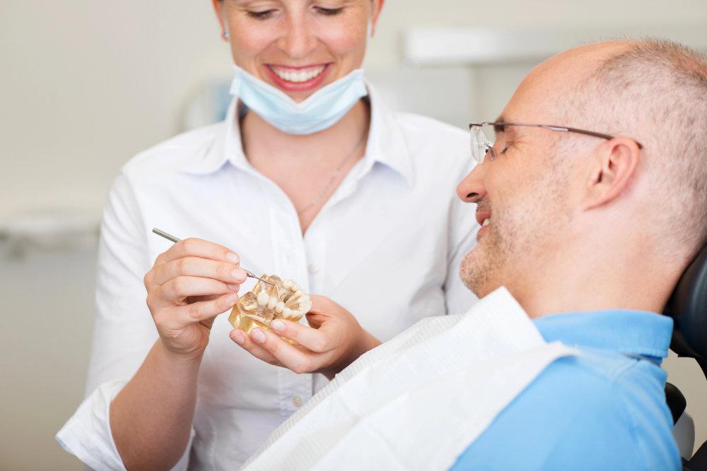¿Por qué mi dentista me recomendó un implante dental en lugar de una corona?